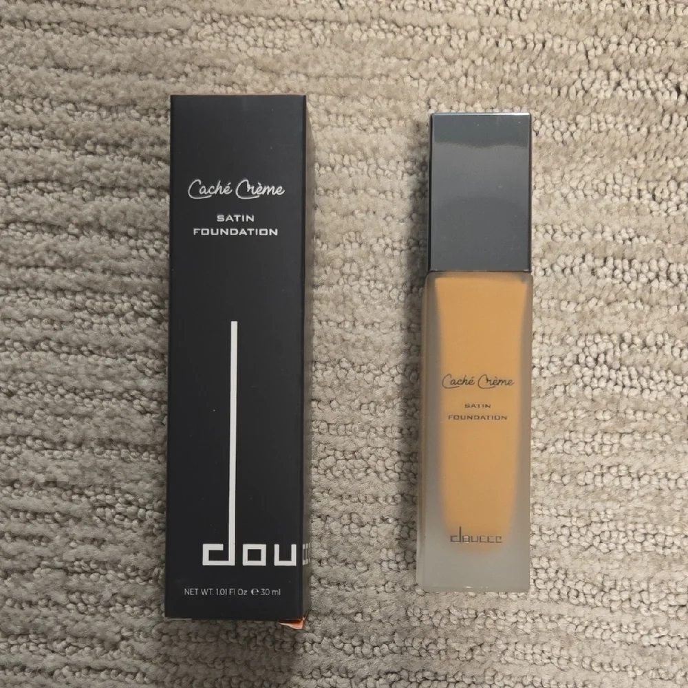 NIB Doucce Cache Creme Satin Foundation YD11